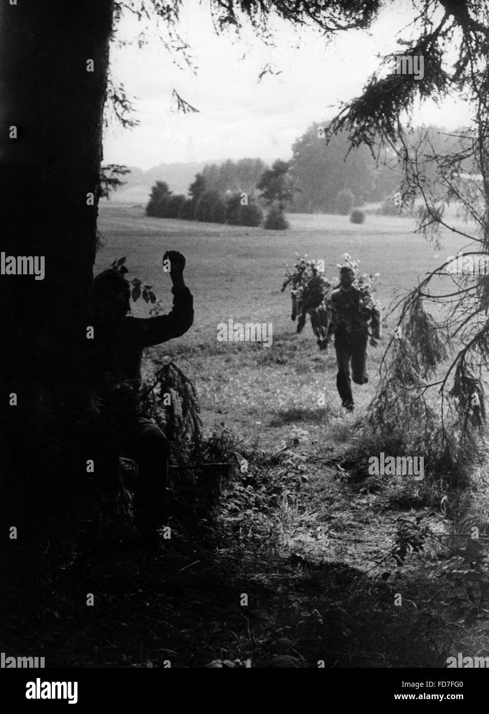 Esercizio di campo in un HJ campo di addestramento militare in Ziegenort, 1943 Foto Stock