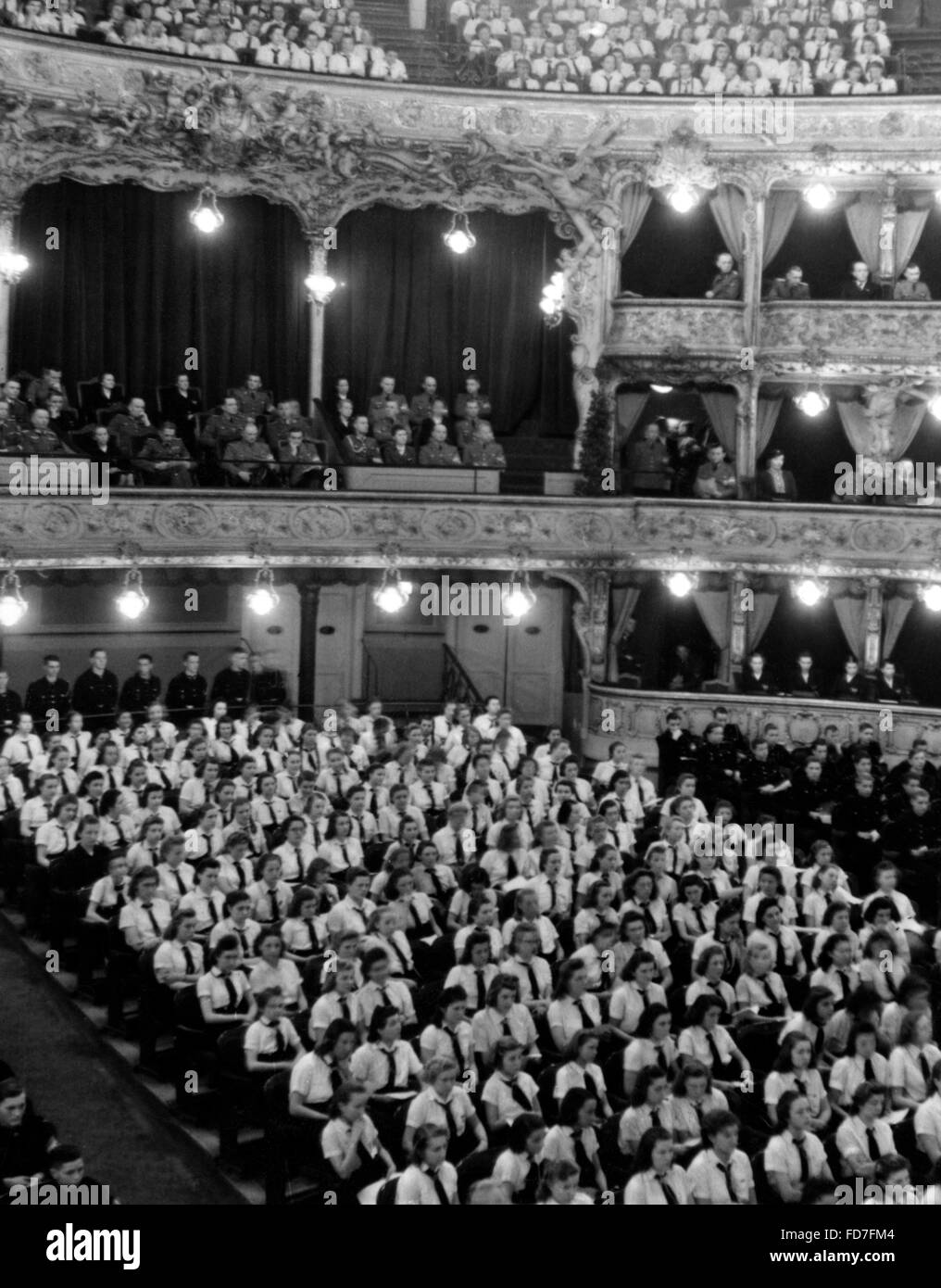 Verpflichtung der Jugend (impegno della gioventù) cerimonia al Volkstheater a Berlino, 1943 Foto Stock