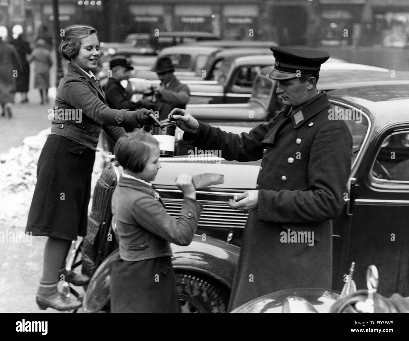 Raccolta di strada di HJ e BDM membri in Berlin-Mitte, 1937 Foto Stock