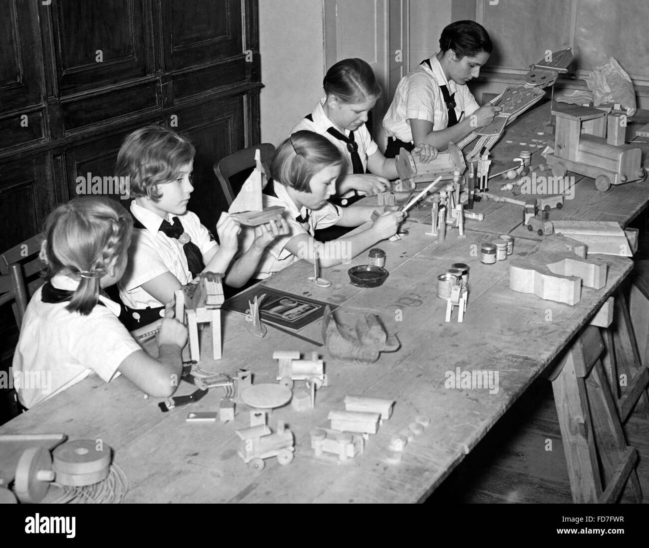 Il BDM membri facendo regali di Natale 1939 Foto Stock