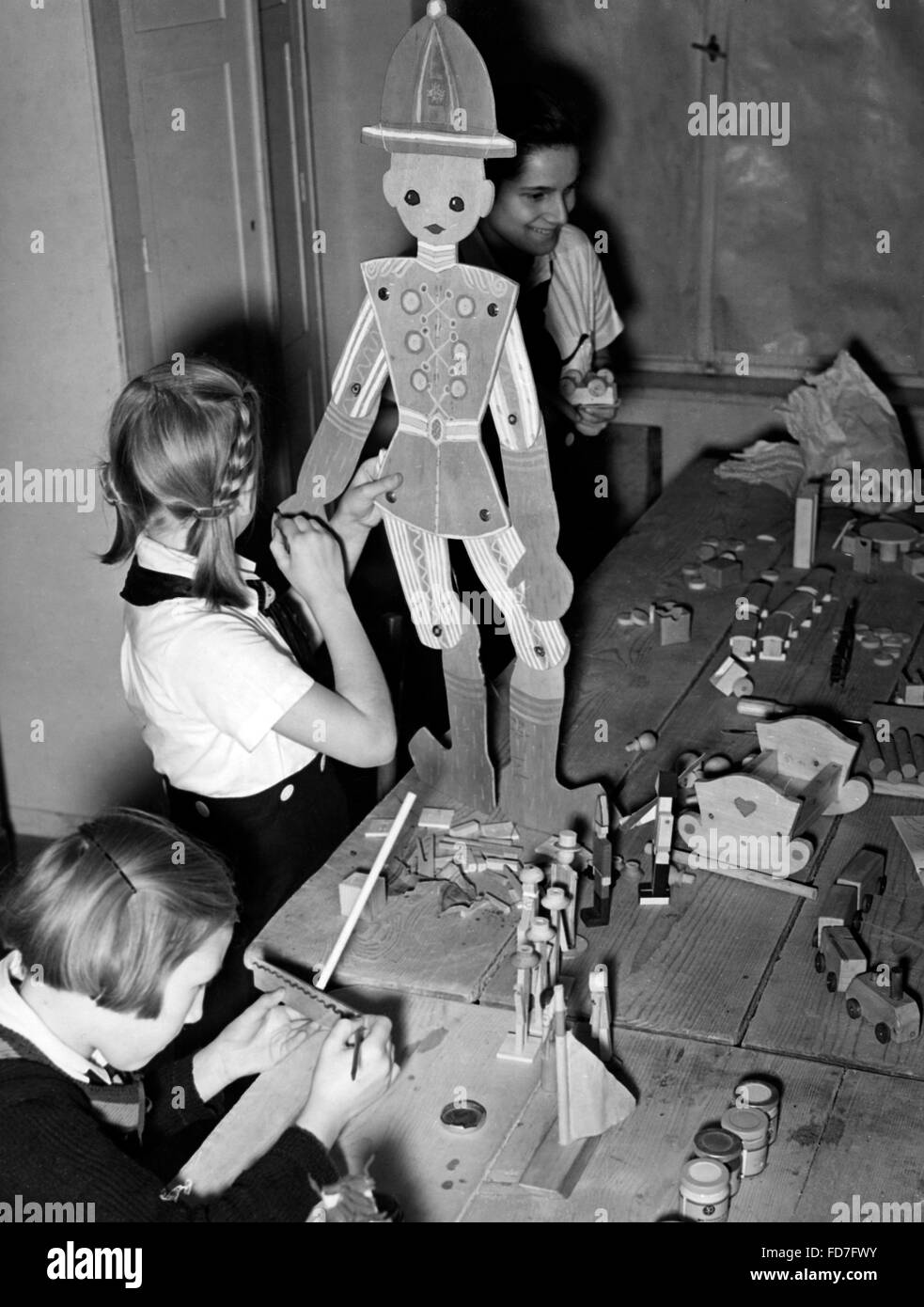 Il BDM membri facendo regali di Natale 1939 Foto Stock