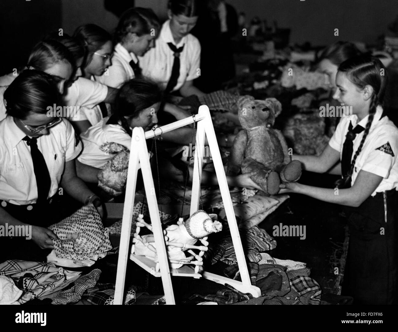 Il BDM ragazze avvolgere i regali di Natale in Berlin-Charlottenburg, 1937 Foto Stock