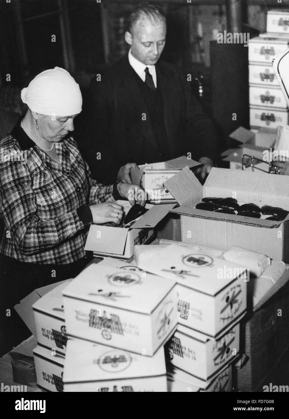 NSV membri Imballaggio confezioni di Natale a Berlino, 1935 Foto Stock