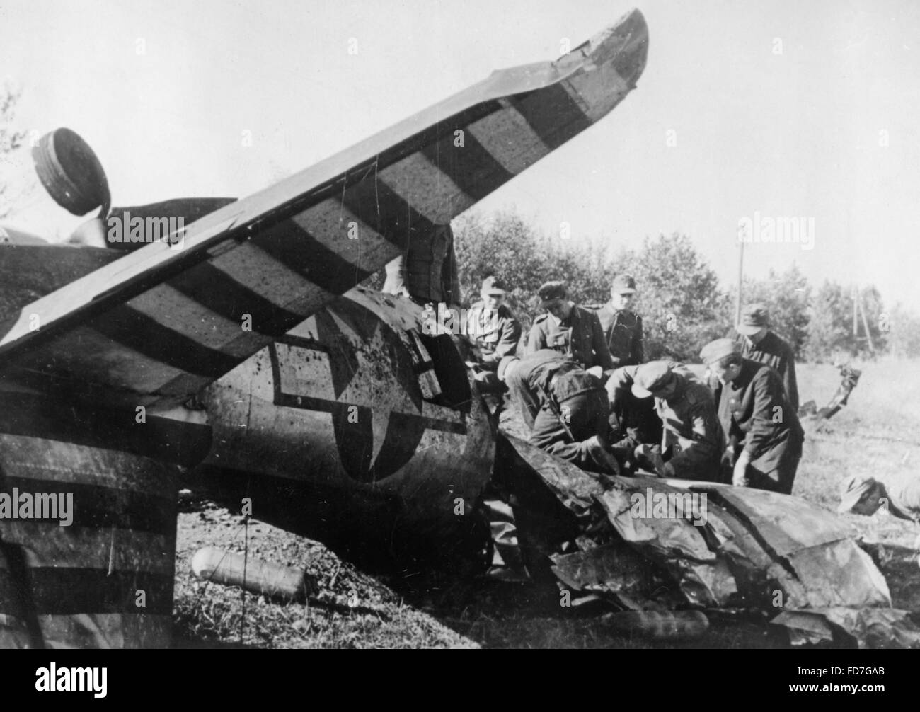 American fighter aircraft abbattuto da soldati tedeschi nei Paesi Bassi, 1944 Foto Stock
