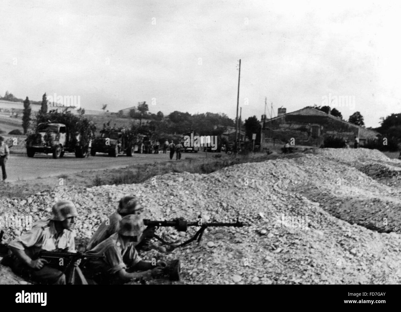 I soldati della Wehrmacht fissare una colonna di trasporto in Francia, 1944 Foto Stock