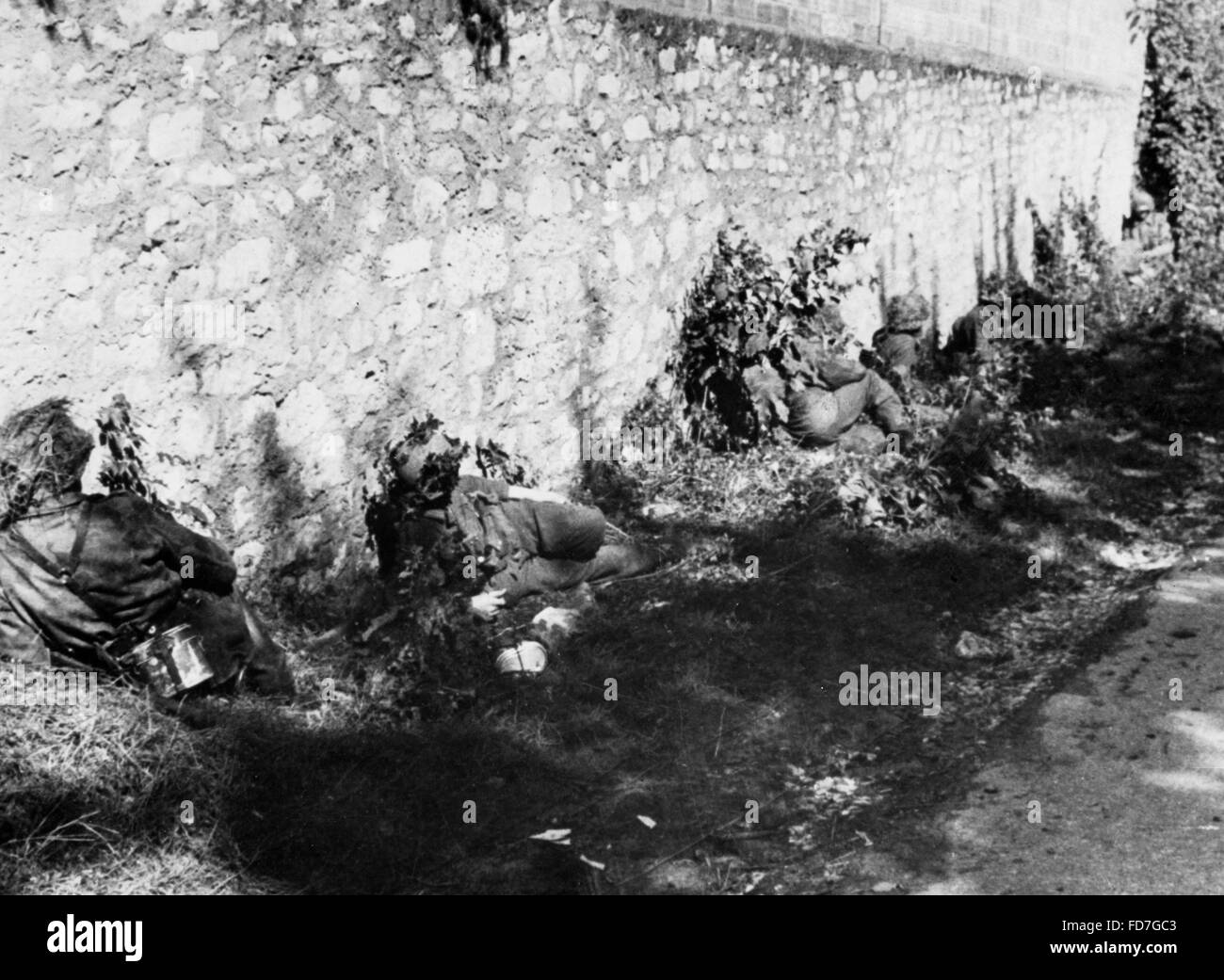 I soldati della Wehrmacht prendere una pausa durante il ritiro, 1944 Foto Stock