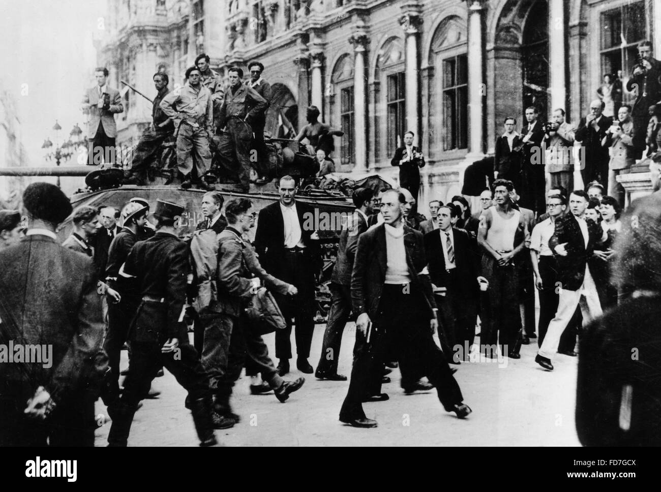 Prigionieri tedeschi vengono portati in Municipio, 1944 Foto Stock