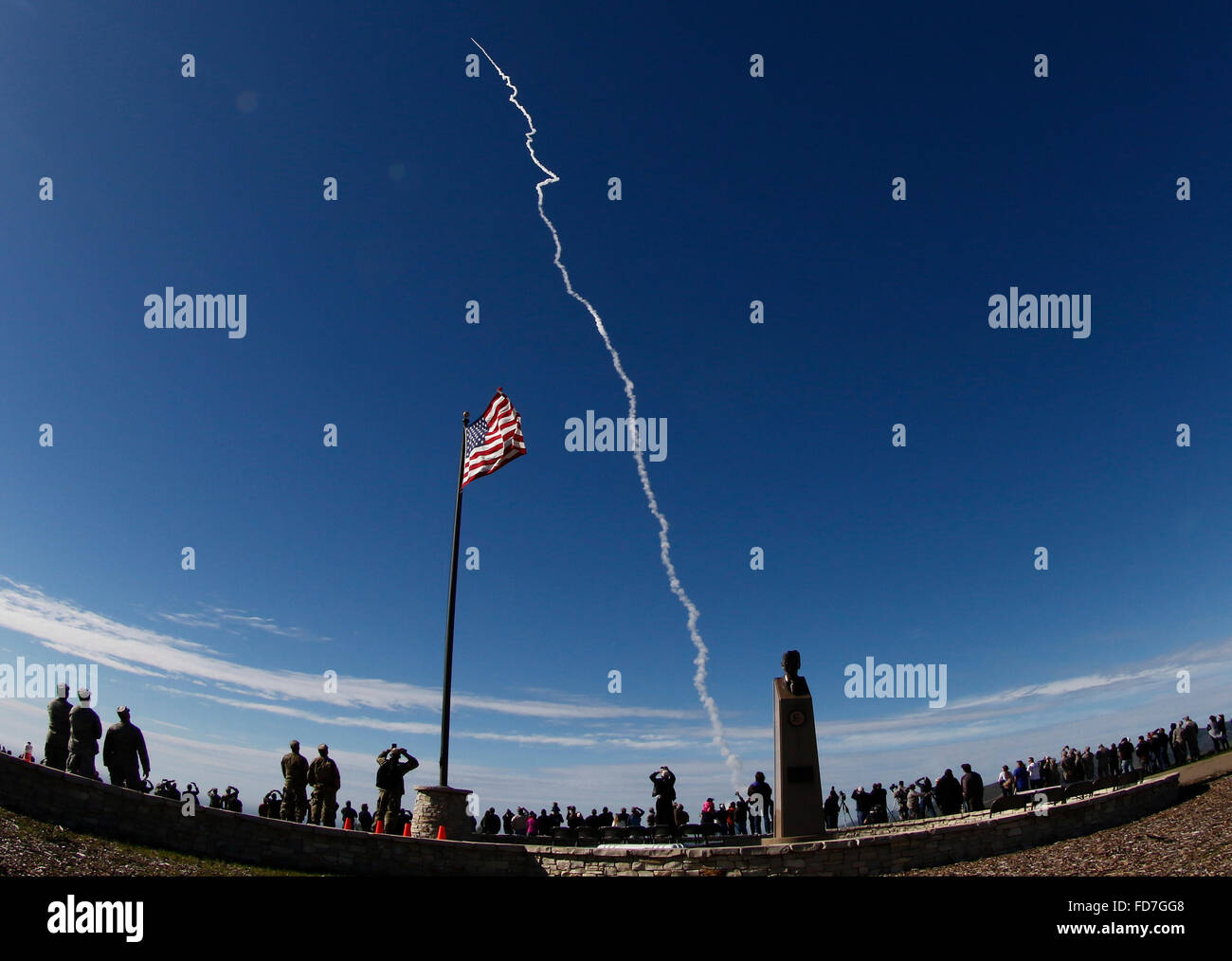 Vandenberg AFB, California, Stati Uniti d'America. 28 gen, 2016. Il lancio di un U.S. La difesa missilistica Agenzia prova di volo di un Ground-based Interceptor avviene a base aerea di Vandenberg giovedì. © Gene Blevins/ZUMA filo/Alamy Live News Foto Stock