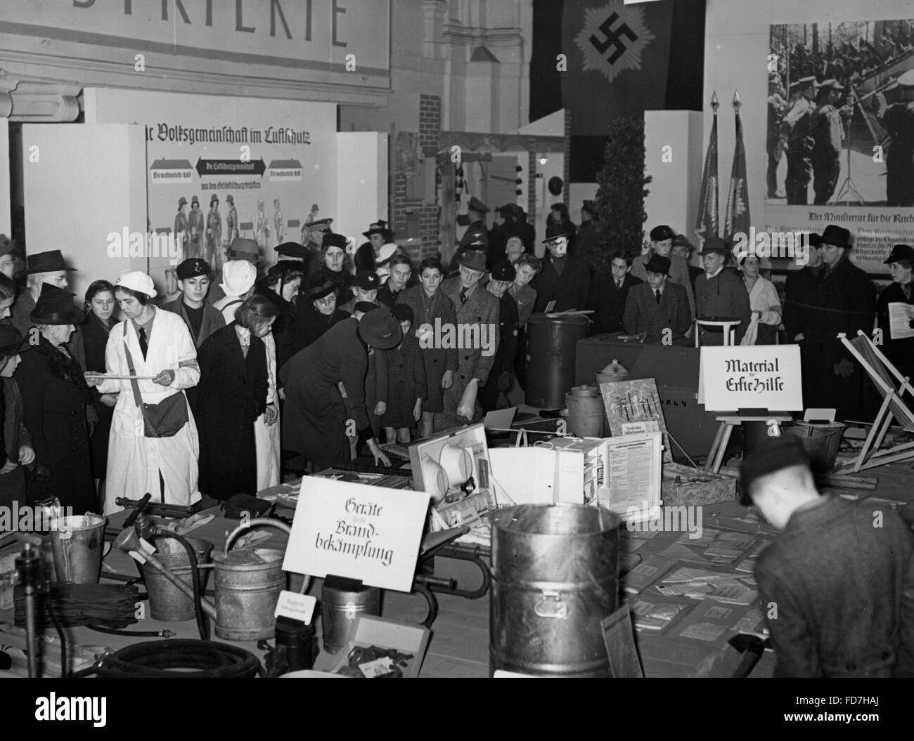 Sicurezza aerea mostra a Berlino, 1940 Foto Stock
