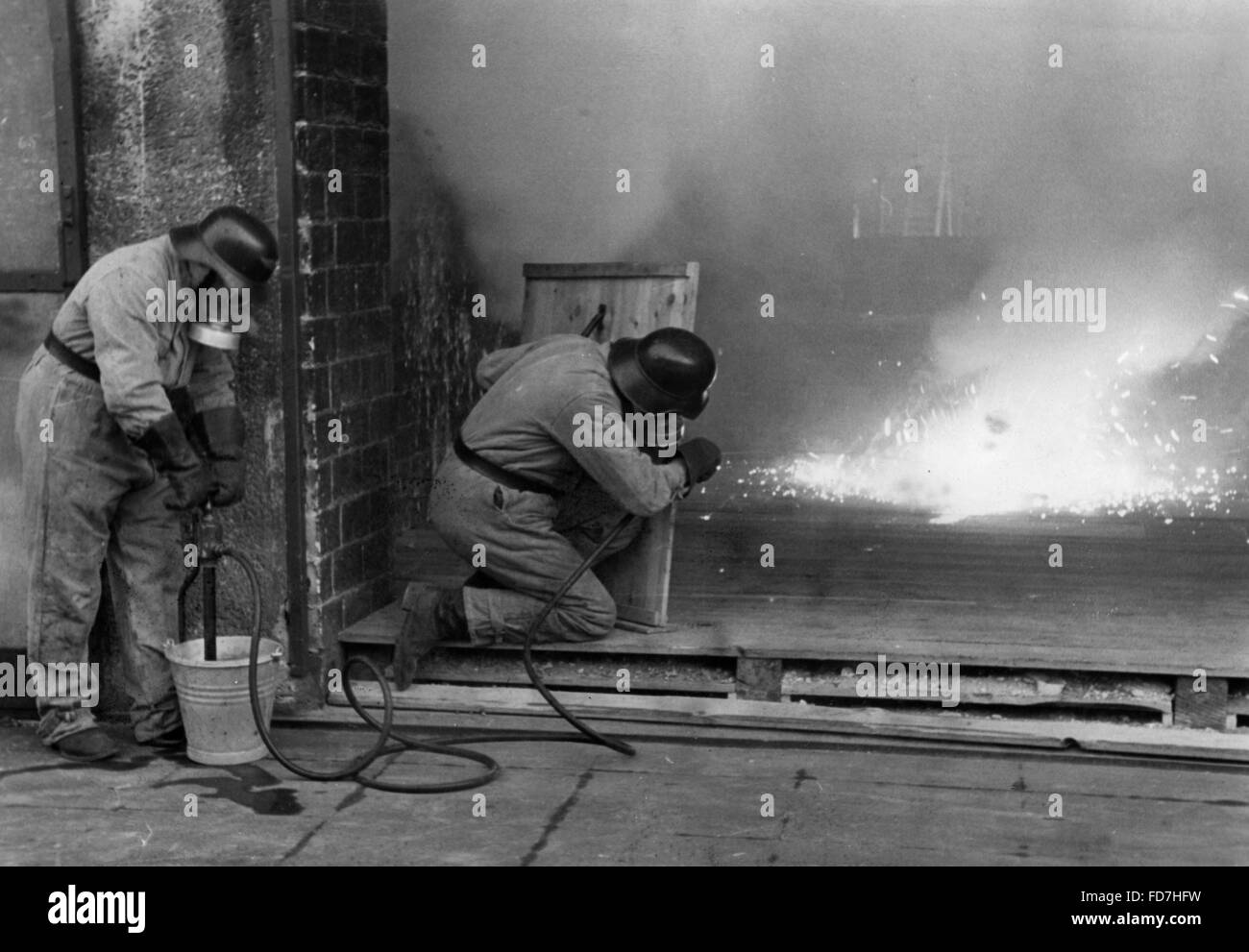 Spegnimento di un incendio bomba, 1941 Foto Stock