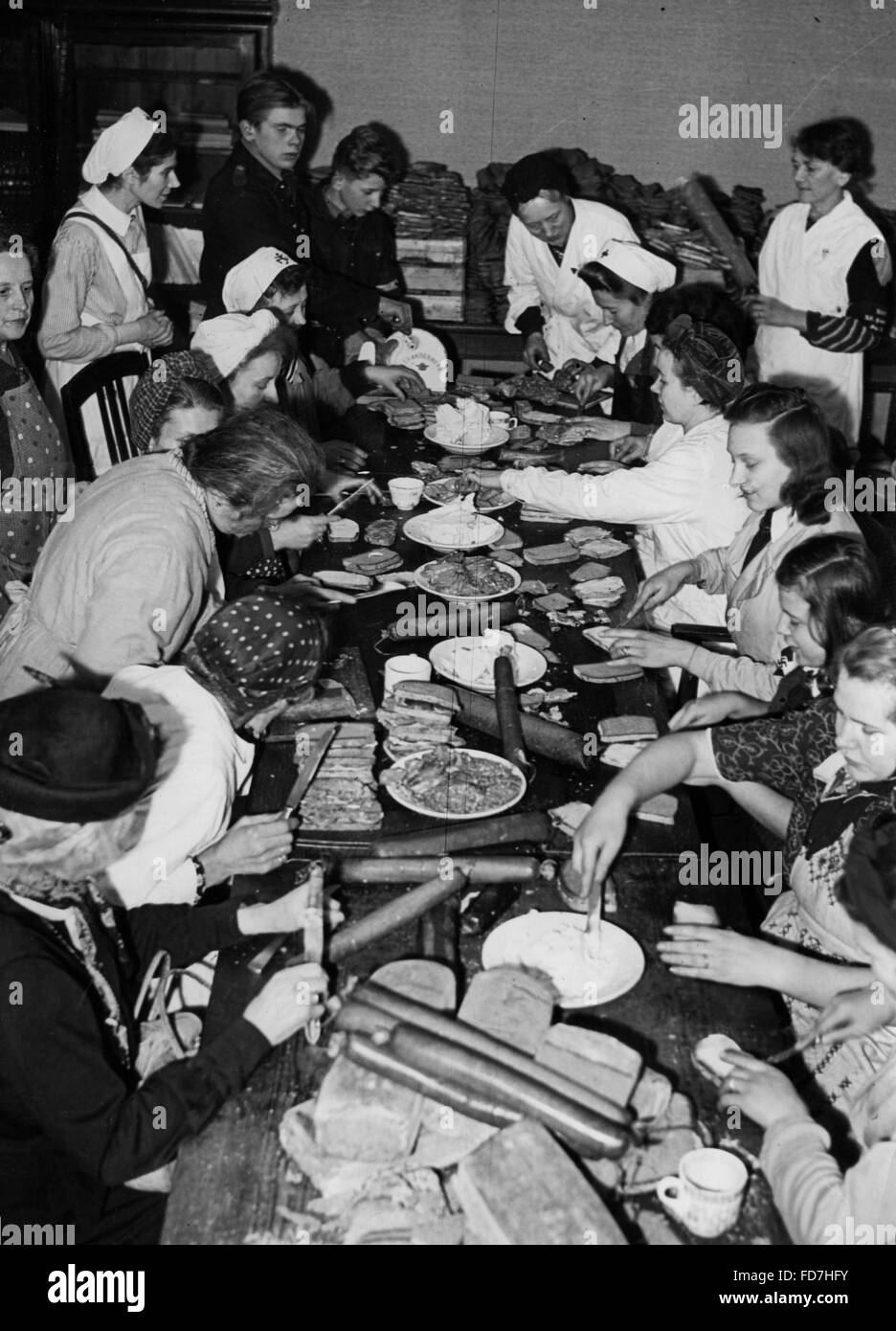 Pasto per le vittime della bomba, 1943 Foto Stock