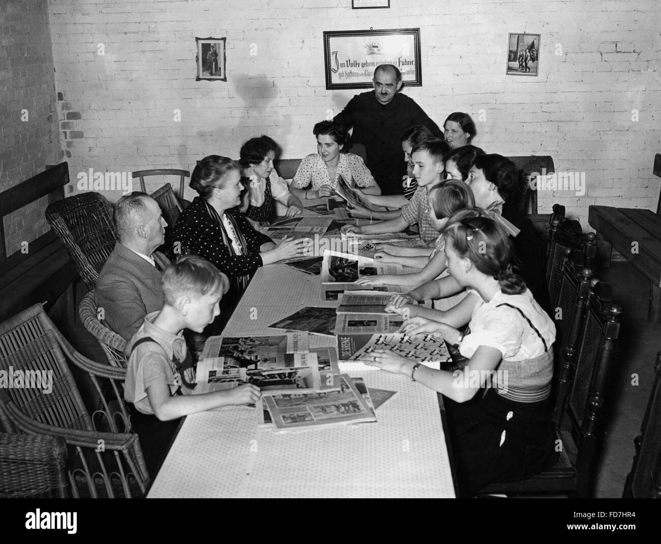 Le famiglie in le Air Raid Shelter, 1939 Foto Stock