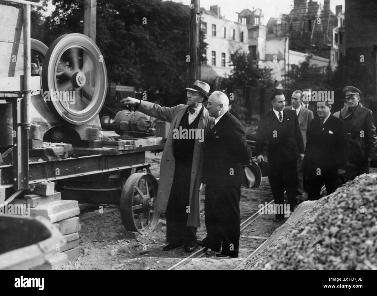 Robert Ley ad una macchina utilizzata per il riciclaggio di materiali da costruzione, 1944 Foto Stock