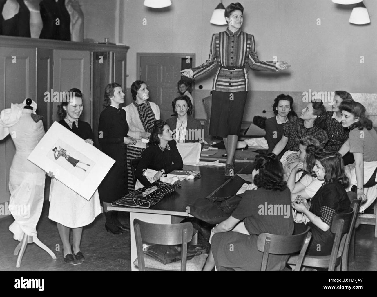 Fornitura di vestiti, sostituti, scuola di moda, 1941 Foto Stock