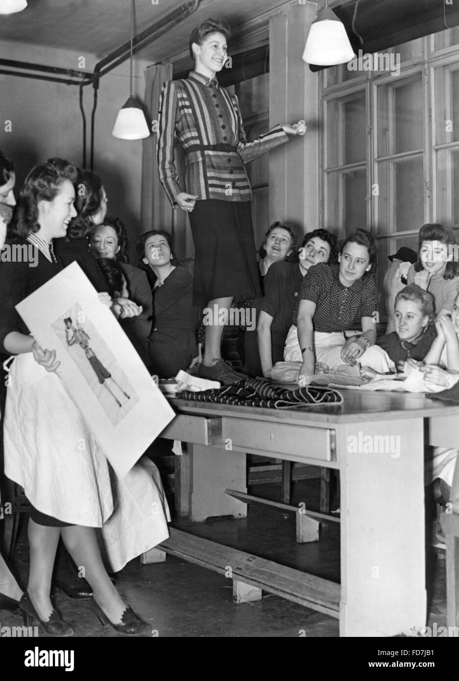 Fornitura di vestiti, sostituti, scuola di moda, 1941 Foto Stock