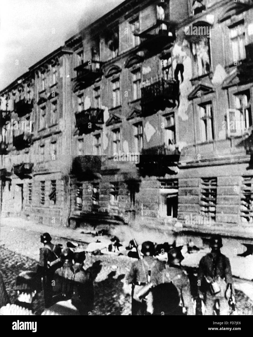 Un combattente della resistenza salta fuori della finestra durign l'insurrezione del Ghetto di Varsavia, 1943 Foto Stock