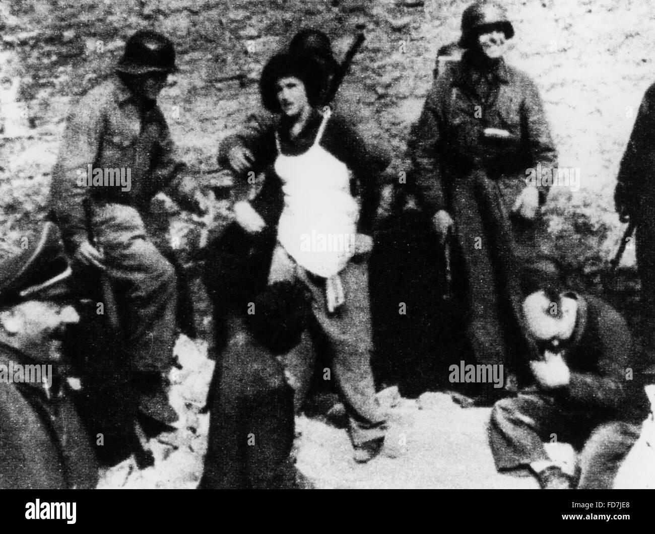 Arresto di due combattenti della resistenza durante l'insurrezione del Ghetto di Varsavia, 1943 Foto Stock