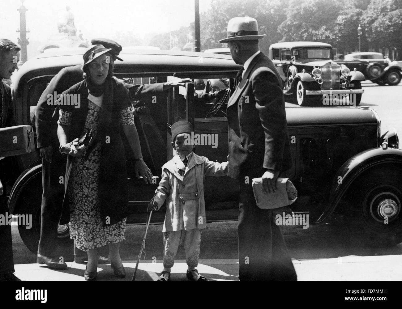 Hassan II, re del Marocco con una governante a Parigi, 1934 Foto Stock