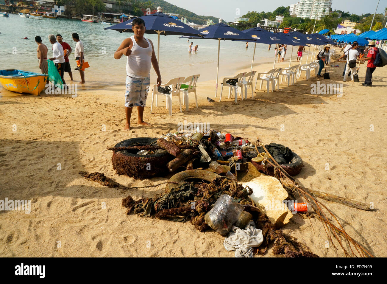 Gli uomini nel cestino di raccolta dall'oceano a Playa Caleta Beach, Acapulco, Messico. Foto Stock
