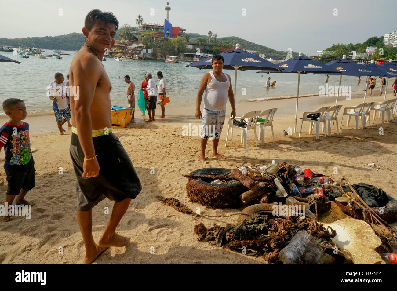 Gli uomini nel cestino di raccolta dall'oceano a Playa Caleta Beach, Acapulco, Messico. Foto Stock