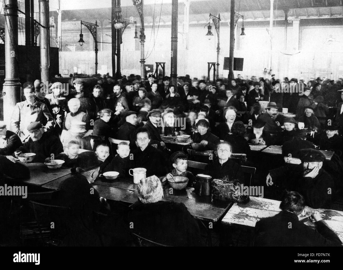 L'inflazione: la miseria e la povertà della popolazione, zuppa di cucina a Berlino, 1923 Foto Stock