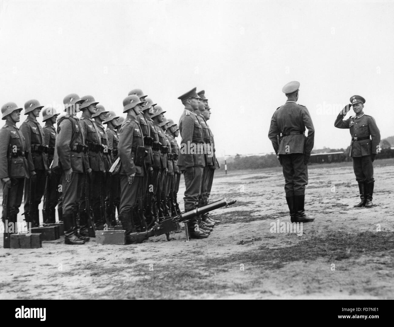 Relazione di soldati al loro supervisore durante un esercizio, 1934 Foto Stock