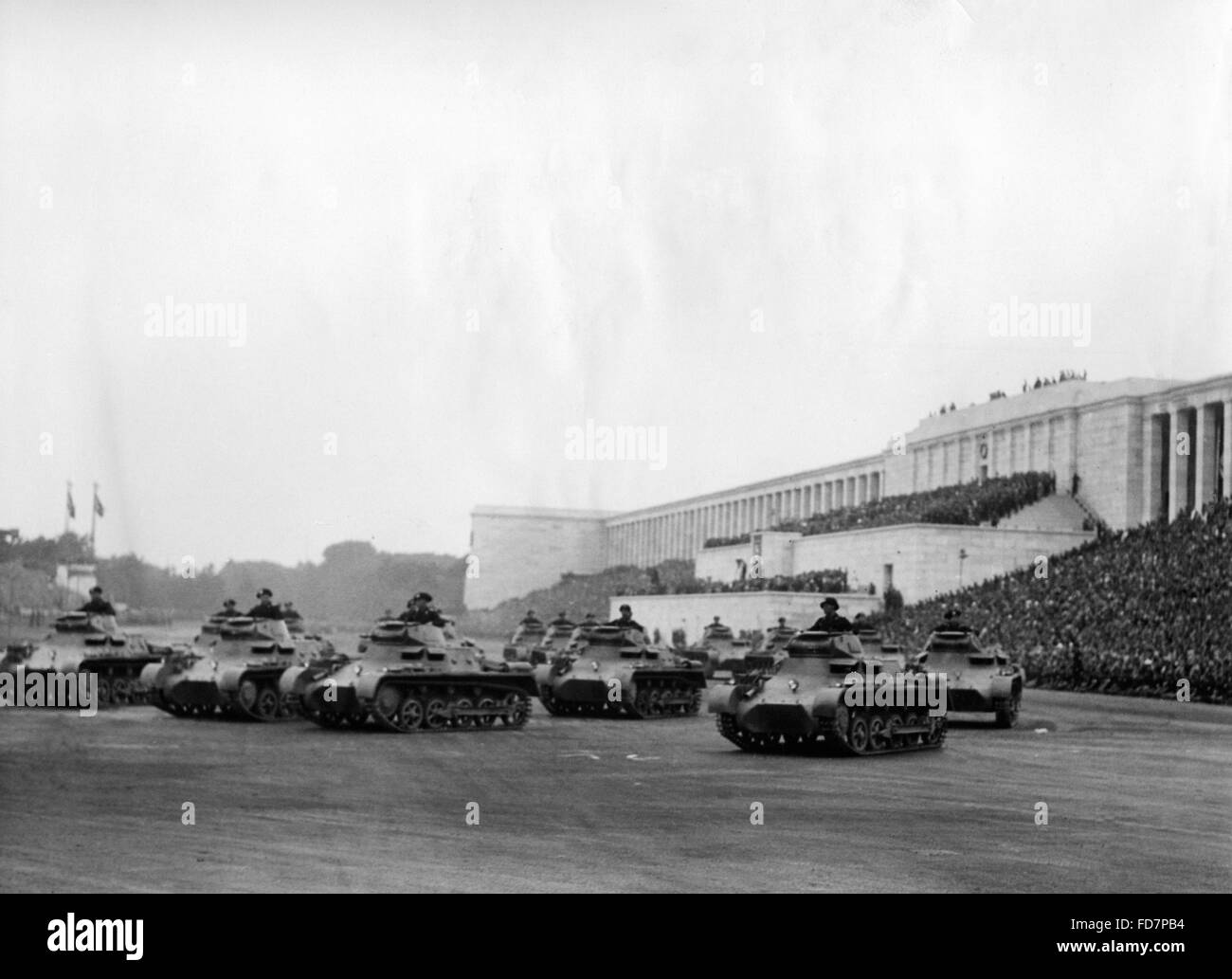 Dimostrazione della forza di blindati durante il Rally di Norimberga, 1936 Foto Stock