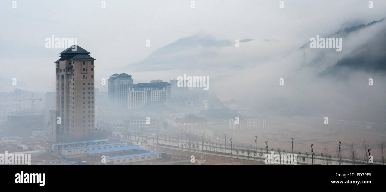 Lishui. 28 gen, 2016. Foto scattata a gennaio 28, 2016 mostra gli edifici avvolta nella nebbia a pioggia Chengguan township di Lishui City, est della Cina di Provincia dello Zhejiang. © Li Suren/Xinhua/Alamy Live News Foto Stock