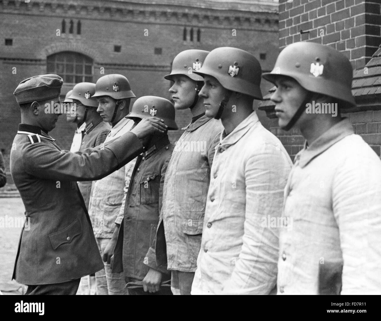 Reclute ottenere elmetti di acciaio nella caserma cantiere, 1937 Foto Stock