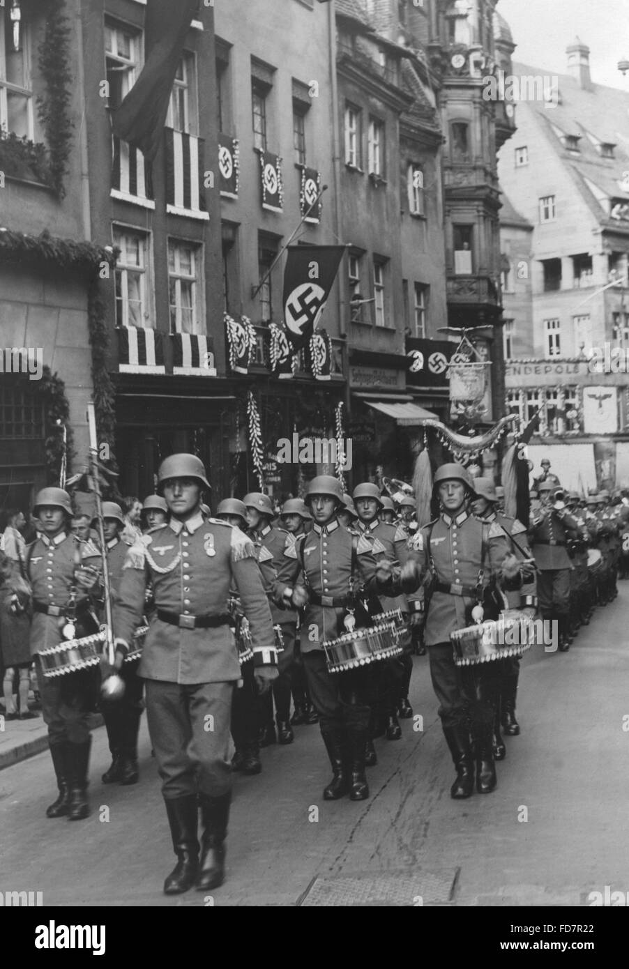 Banda di un reparto della Wehrmacht marciando a Norimberga, 1938 Foto Stock