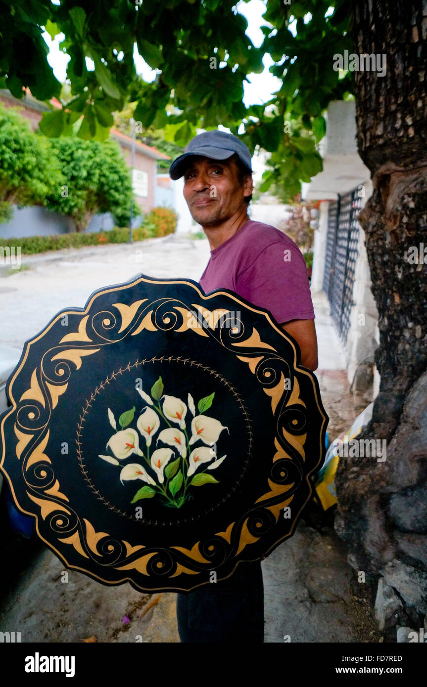 Uomo messicano holding dipinta a mano la tabella, Acapulco, Messico Foto Stock