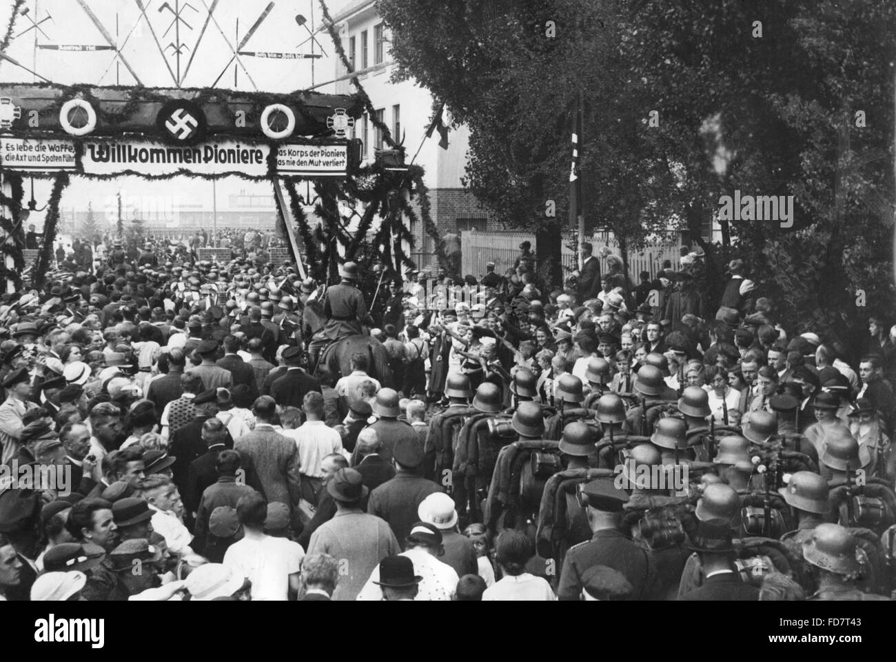 Ingegnere soldato della Wehrmacht entrare nelle loro guarnigione a Amburgo-harburg, 1936 Foto Stock