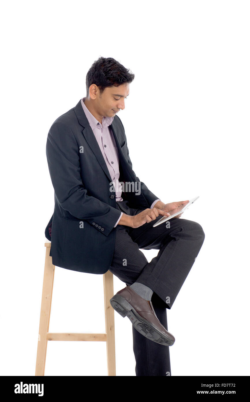 Carnagione scura business man utilizzando tablet mentre è seduto Foto Stock