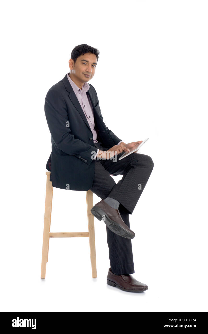 Carnagione scura business man utilizzando tablet mentre è seduto Foto Stock