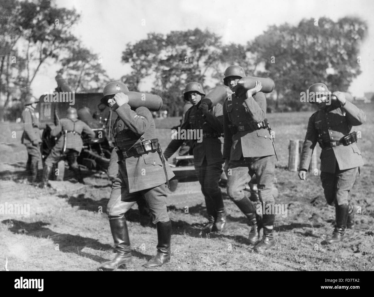 I soldati portano munizioni per un campo obice Foto Stock