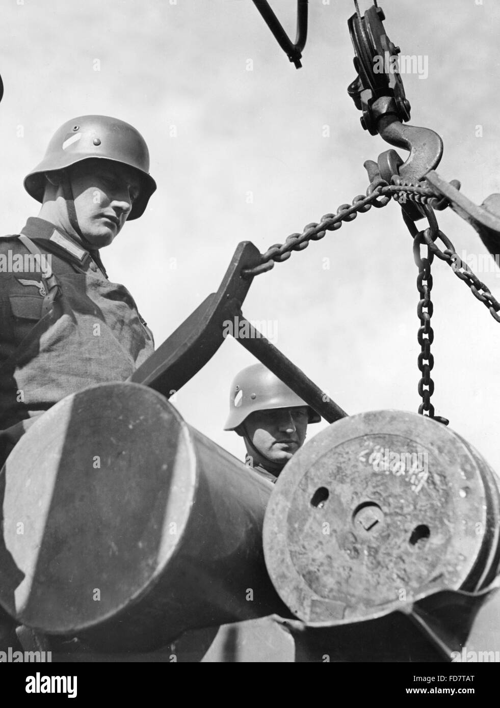 Soldato accanto ai proiettili su una gru Foto Stock