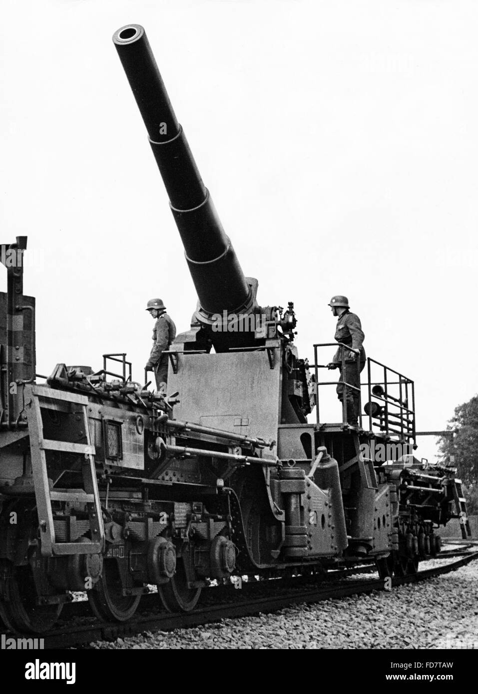 Pistola ferroviarie con soldati Foto Stock