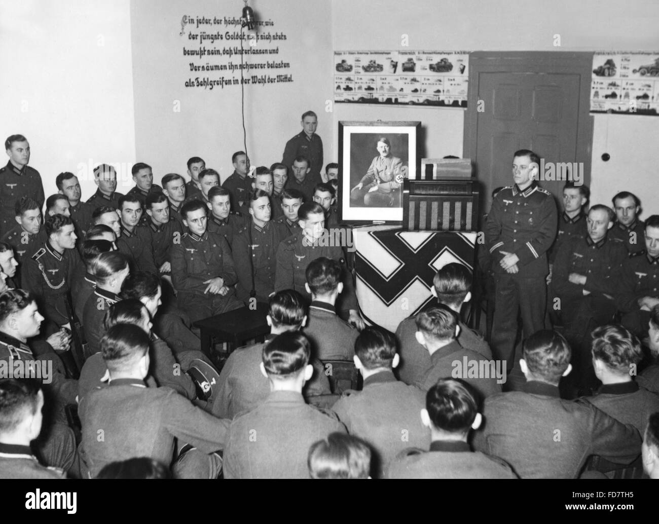 Società di guardia della Wehrmacht di ascolto il Reichstag discorso di Hitler a Berlino, 1938 Foto Stock