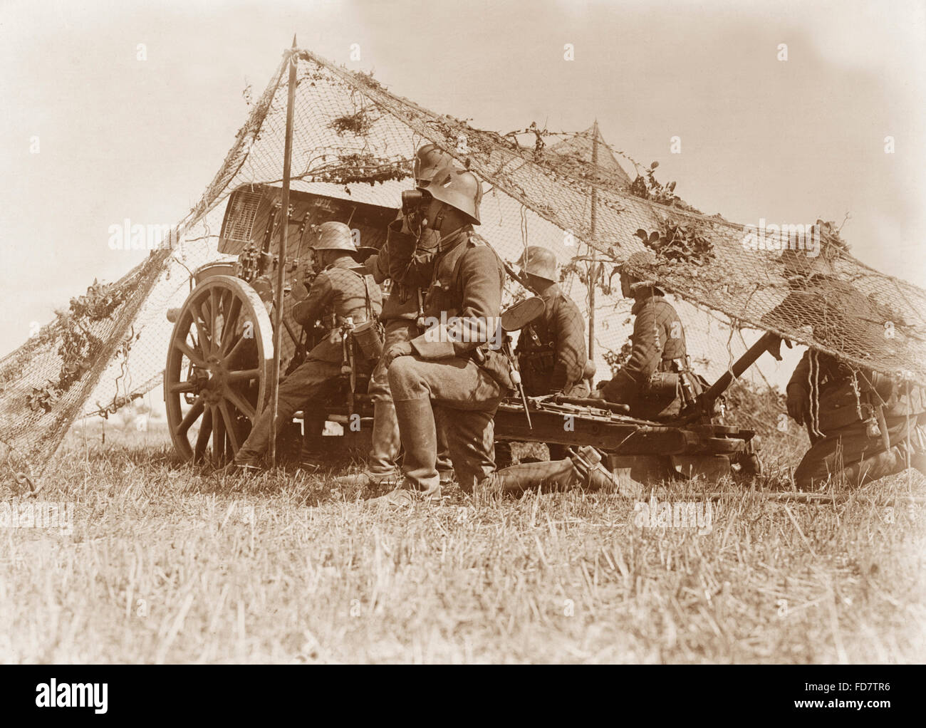 Reichswehr soldato con la pistola sotto il camuffamento netting Foto Stock