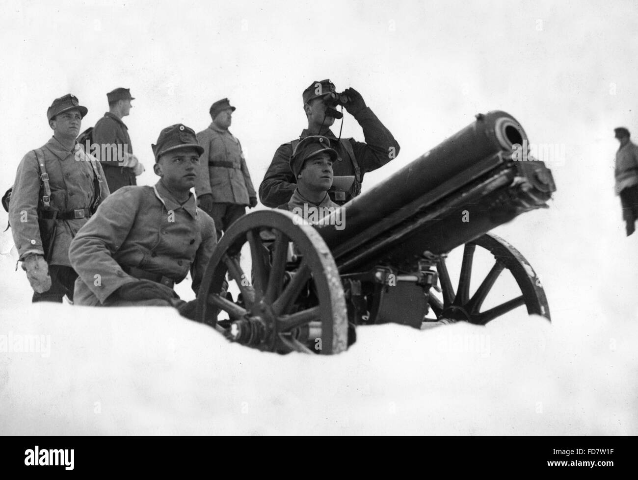 Le truppe di montagna della Reichswehr con il cannone Foto Stock