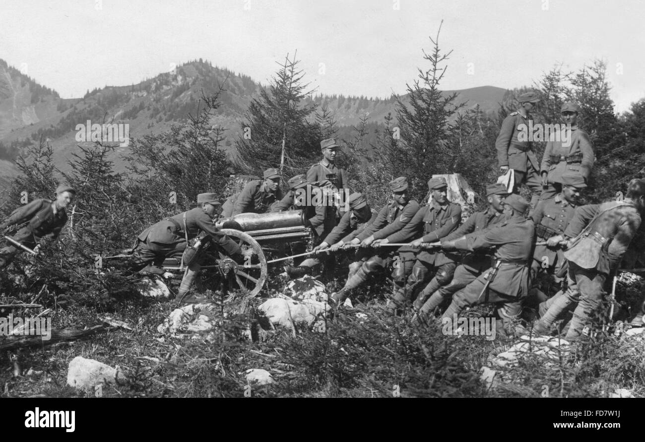 Le truppe di montagna durante un esercizio in montagna Foto Stock