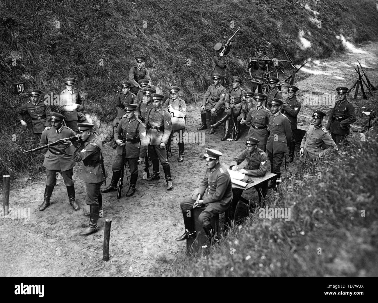 La pratica di destinazione dei soldati del Reichswehr Foto Stock