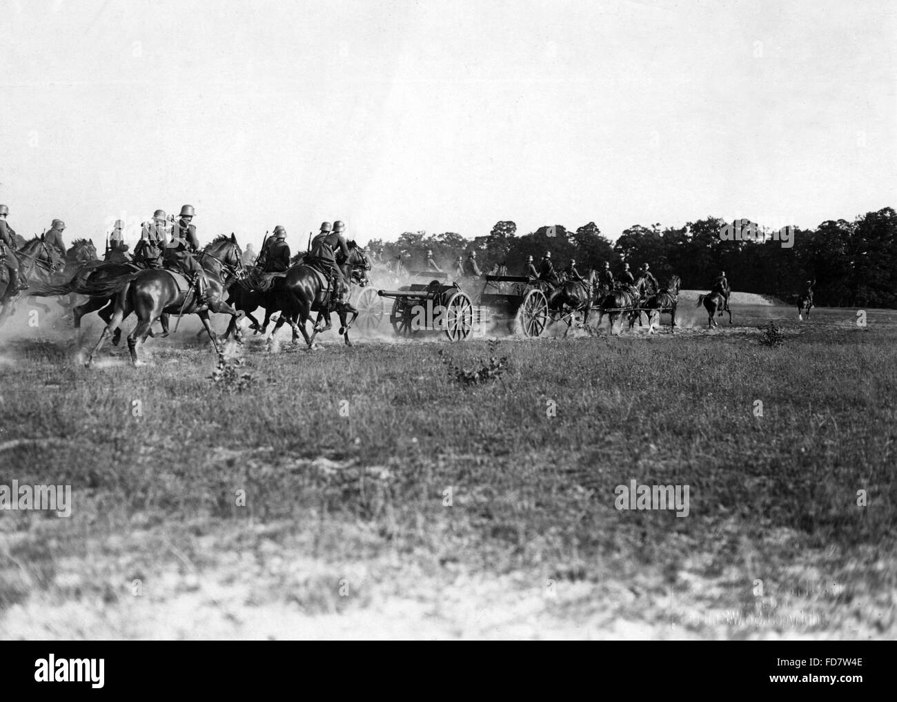 Artiglieria a cavallo della Reichswehr durante un esercizio Foto Stock