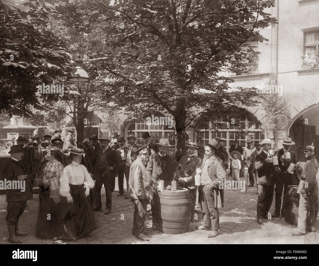 Cortile del Hofbraeuhaus a Monaco di Baviera, 1909 Foto Stock