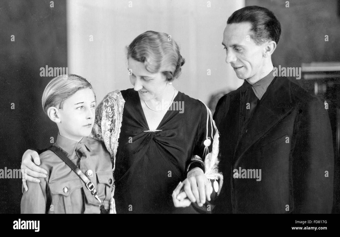 Joseph Goebbels con la moglie Magda e figliastro Harald Quandt, 1931 Foto Stock
