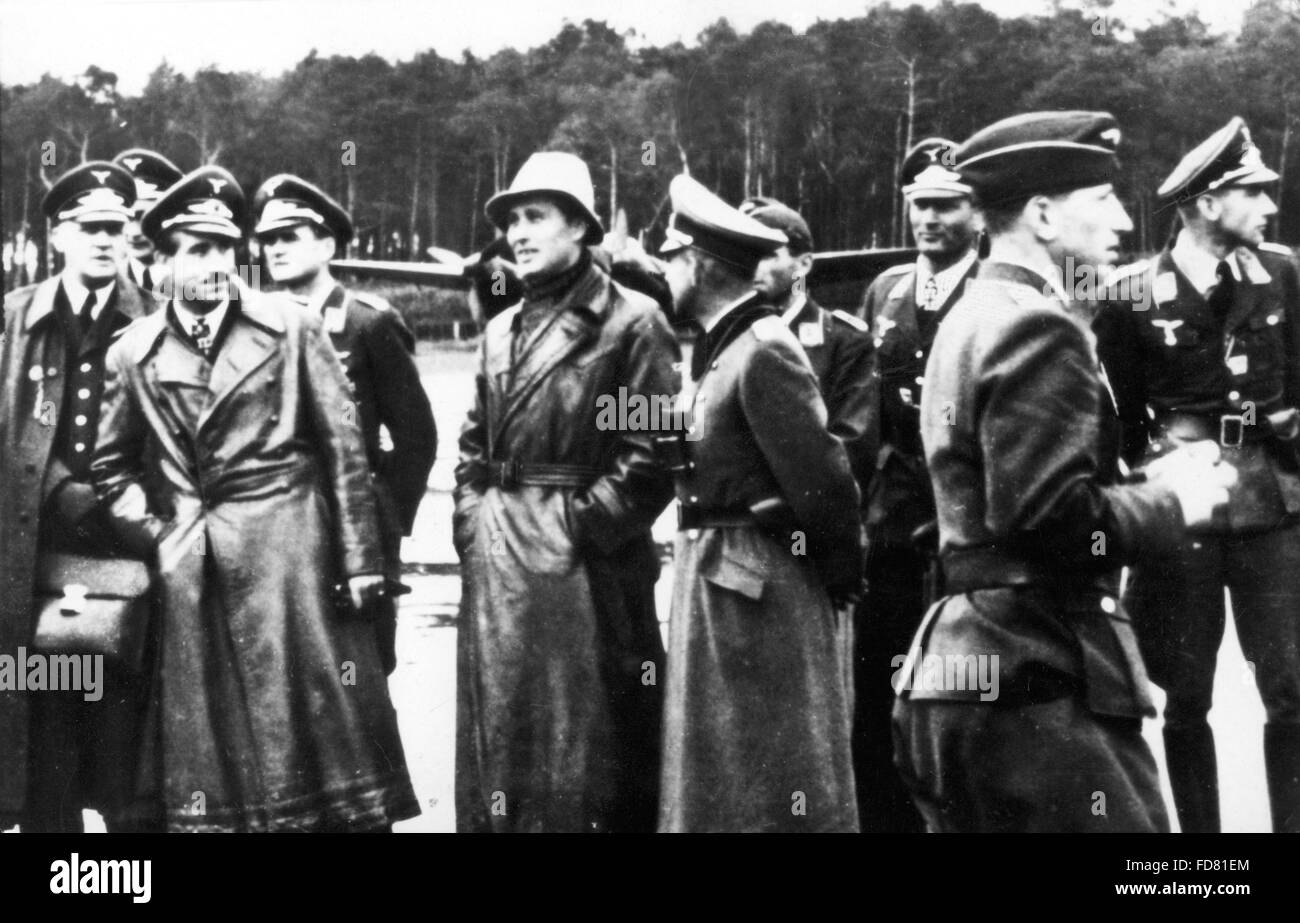 Adolf Galland con Wernher von Braun in Peenemünde Foto Stock