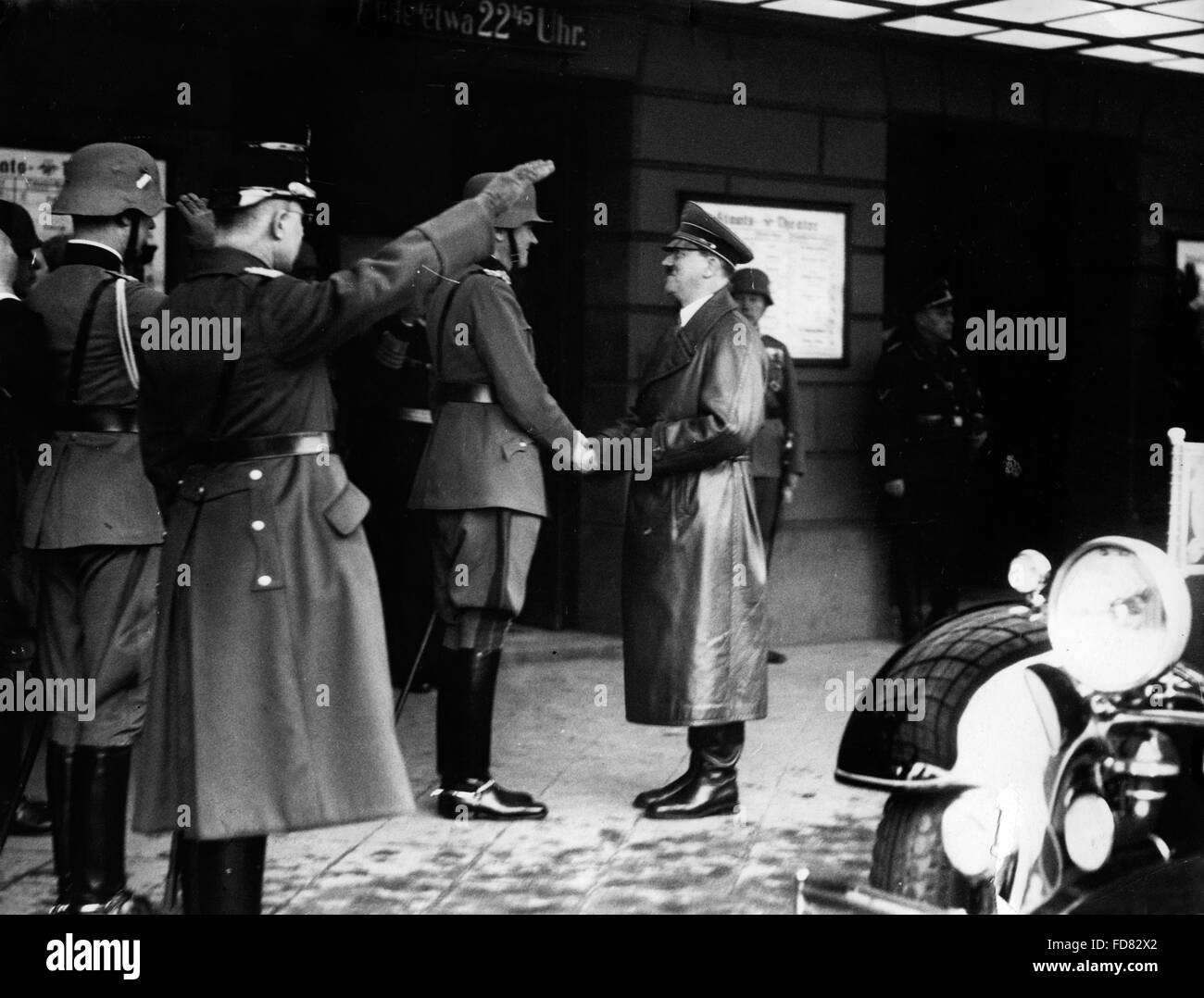 Adolf Hitler saluta Werner von Blomberg, 1936 Foto Stock