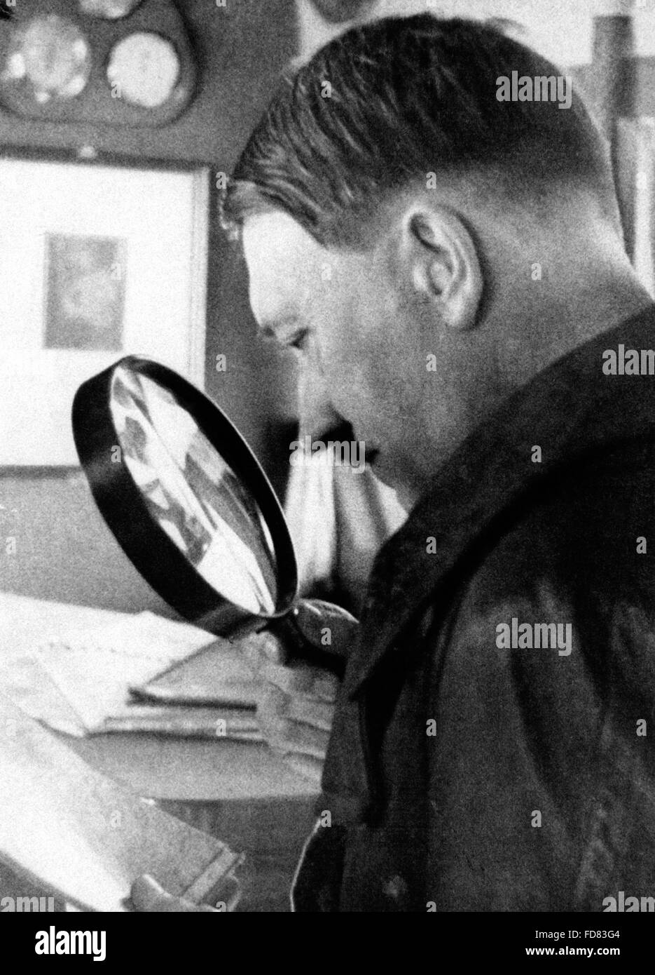 Adolf Hitler studi una mappa di Austria, 1938 Foto Stock
