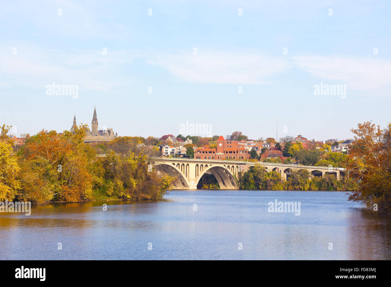 Una vista sul Ponte di chiave e di edifici storici di fronte fiume Potomac in autunno. Foto Stock
