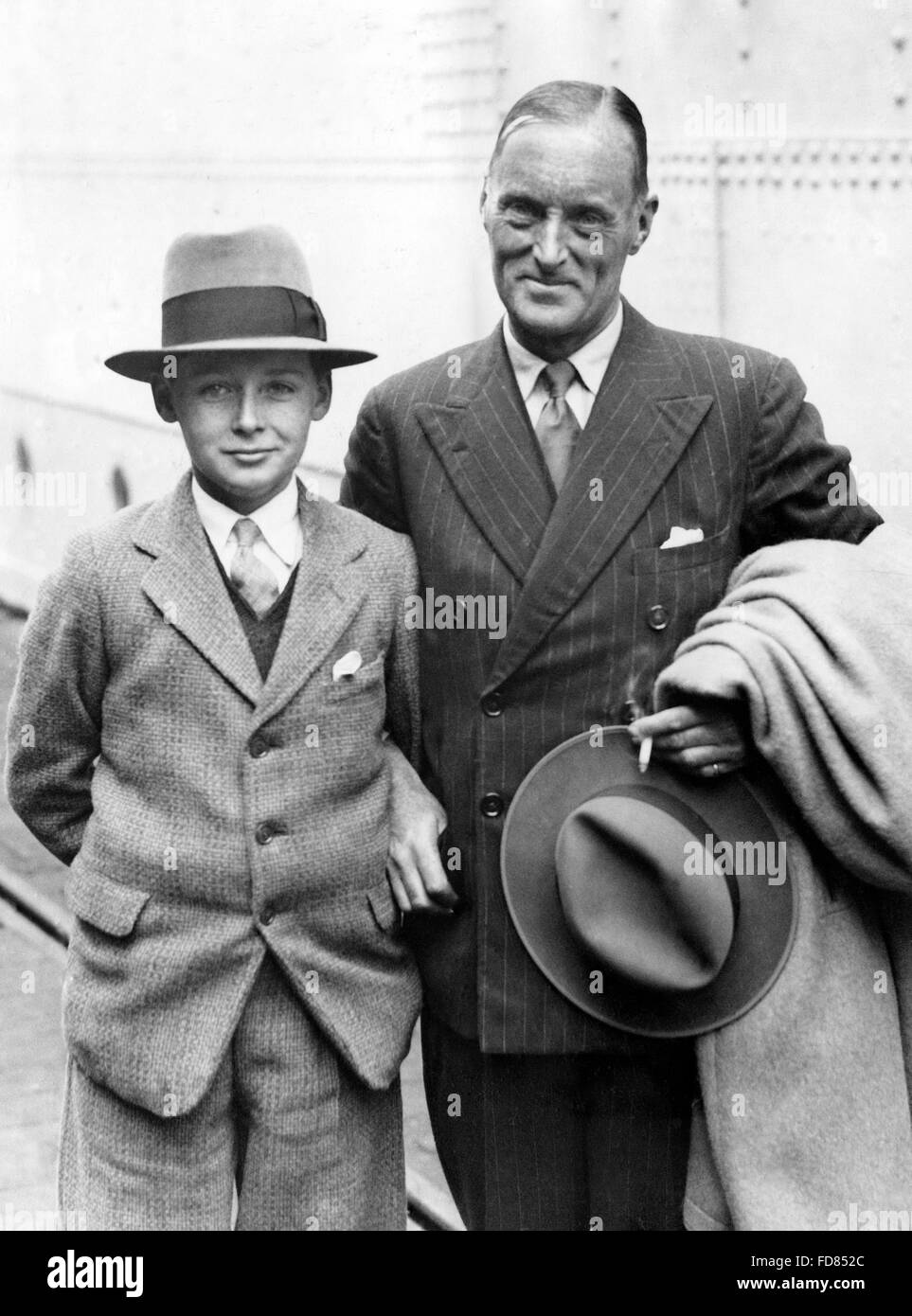 Sir Malcolm Campbell con suo figlio Donald Campbell in Inghilterra, 1934 Foto Stock
